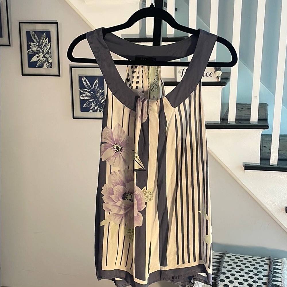 ⭐️ 5 items for $15 ⭐️

100% Silk Floral Striped Women's Top